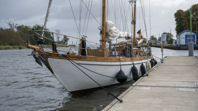 Drewniany, 17-metrowy jacht Kaper jest nowym podopiecznym Fundacji Klasyczne Jachty z Trzebieży. Był to jacht szkoleniowy Marynarki Wojennej.