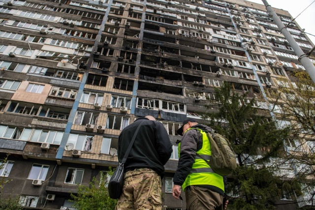 W Kijowie energetycy przywrócili dostawy prądu dla 800 tysięcy gospodarstw domowych. Po piątkowych rosyjskich atakach w mieście nie było prądu ani wody.