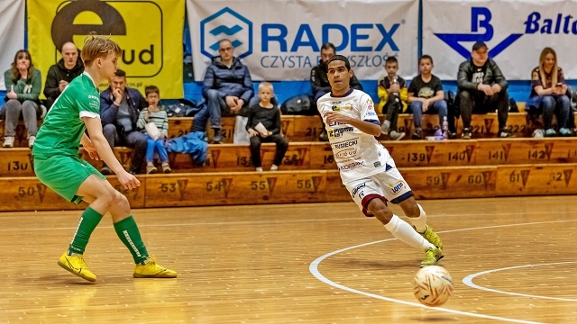 To będzie pierwszy mecz trenera Tomasza Bieleckiego przed futsalową publicznością w Szczecinie. Były szkoleniowiec - między innymi - grup młodzieżowych Pogoni Szczecin przejmuje stery pierwszoligowego Futsalu Szczecin.