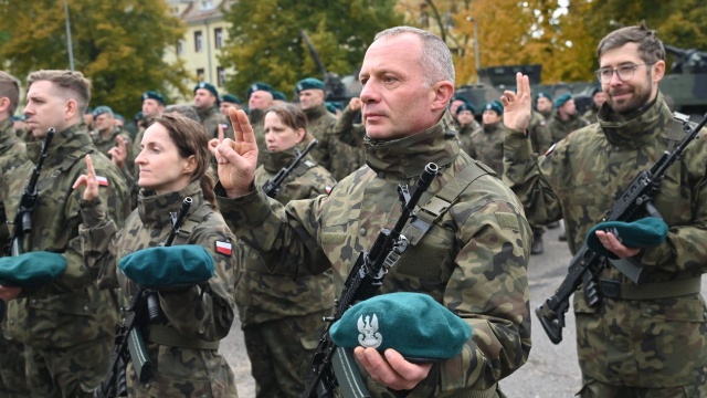 19 żołnierzy Grupy Zabezpieczenia Medycznego złożyło w niedzielę na placu apelowym 12. Brygady Zmechanizowanej przysięgę wojskową.