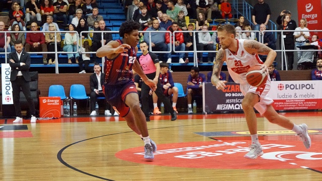 Koszykarze Kinga doznali pierwszej porażki w Orlen Basket Lidze. Szczecinianie przegrali na wyjeździe z Czarnymi Słupsk 76:101 w swoim drugim ligowym pojedynku.