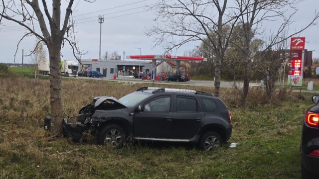 Wypadek na drodze wojewódzkiej 151 z Łobza w kierunku Świdwina. Przed godziną 8 osobówka uderzyła tam w drzewo.