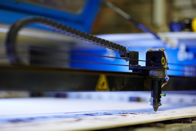 Jeszcze dekadę temu kojarzyło się głównie z dużymi zakładami przemysłowymi. Dziś laserowe cięcie blachy to standard nie tylko w automotive czy przemyśle maszynowym, ale też w mniejszych firmach produkcyjnych, warsztatach i biurach konstrukcyjnych. Rok 2025 potwierdza, że Polska stała się jednym z najszybciej rozwijających się rynków usług laserowych w Europie Środkowej  z inwestycjami w nowoczesne wycinarki, automatyzację i cyfrowe systemy sterowania produkcją.