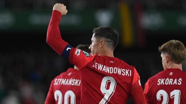 Kontuzja, której nabawił się napastnik piłkarskiej reprezentacji Polski i Barcelony Robert Lewandowski nie pomoże mu w walce o miejsce w wyjściowym składzie Dumy Katalonii, które stracił w tym sezonie - skomentowała we wtorek hiszpańska prasa.