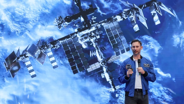 Wizytą na Politechnice Warszawskiej astronauta Sławosz Uznański-Wiśniewski rozpoczął trasę Polska sięga gwiazd.