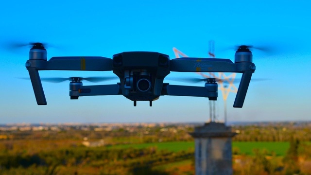 500 milionów dolarów przeznaczy Biały Dom na walkę zniepożądanymidronami w trakcie piłkarskich mistrzostw świata, które na przełomie czerwca i lipcaodbędąsię w Stanach Zjednoczonych, Kanadzie i Meksyku. Wszystko ze względów bezpieczeństwa.