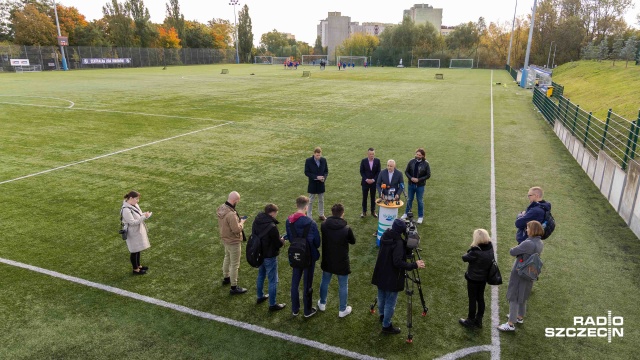 Oświetlenie, sztuczne murawy, nowe krzesełka i dwa nowe boiska powstaną w najbliższych latach w Szczecinie w ramach programu Moja dzielnica - moje boisko.