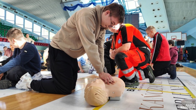 Biją rekord, a jednocześnie promują udzielanie pierwszej pomocy. W całej Polsce tysiące osób jednocześnie prowadziło resuscytację krążeniowo-oddechową.