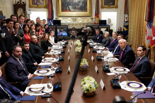 Wołodymyr Zełenski spotkał się w Białym Domu z Donaldem Trumpem. Prezydent USA zasugerował, że na razie nie przekaże rakiet Tomahawk Ukrainie. Trump wyraził nadzieję, że uda się osiągnąć pokój bez użycia tych rakiet.