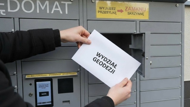 Urzędomat działający od grudnia ubiegłego roku dla koszalińskiego Wydziału Komunikacji i Dróg, teraz zaczął też funkcjonować dla Wydziału Geodezji.