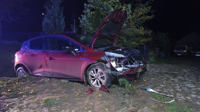 Nad ranem auto osobowe zjechało z drogi, wpadło do rowu i uderzyło w skarpę. Na miejscu zginął 67-letni mężczyzna.