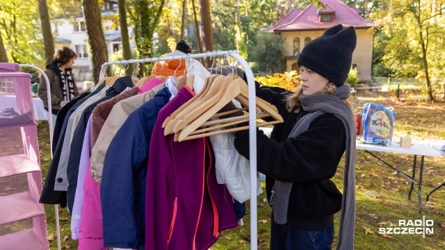 Jesienne porządki i dawanie drugiego życia niepotrzebnym rzeczom - mieszkańcy szczecińskiego osiedla Głębokie zebrali się przy lokalnej bibliotece, by wymienić się ubraniami, sprzętem domowym czy zabawkami.