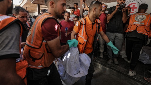 Liczba palestyńskich ofiar wojny Izraela z Hamasem w Strefie Gazy przekroczyła 68 tys. - poinformowało w sobotę ministerstwo zdrowia tego terytorium. Chociaż trwa zawieszenie broni, Hamas oskarża Izrael o kontynuowania ataków. Władze medyczne do bilansu zabitych wliczają też zwłoki wydobywane spod gruzów.