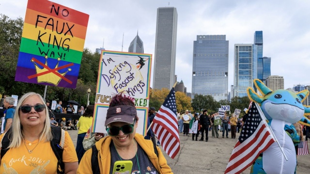 W wielu amerykańskich miastach masowe protesty pod hasłem No Kings, czyli Żadnych królów.