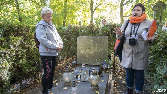 Odwiedzili miejsca spoczynku i opowiedzieli historię kilkudziesięciu zasłużonych i oddanych miastu osób. Na Cmentarzu Centralnym odbył się spacer śladami znanych szczecinian z przewodnikami Michałem Kowgierem i Joanną Olszowską.