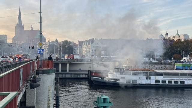 Z barki Daria przy szczecińskim Bulwarze Piastowskim wydobywał się dym. Pożar wybuchł w jednym z pomieszczeń.