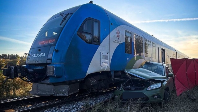Śmiertelny wypadek na torach kolejowych. W miejscowości Ognica w powiecie stargardzkim doszło do zderzenia samochodu osobowego z pociągiem relacji Szczecin-Piła.