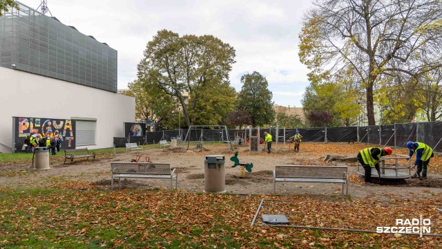 Zabawki przypominające olbrzymie rośliny, siłownia dla dorosłych, podziemny magazyn i scena letnia powstanie przy Teatrze Lalek Pleciuga w Szczecinie. Teren placu zabaw od strony ulicy Niedziałkowskiego, został zagrodzony i rozpoczęły się tam prace budowlane.