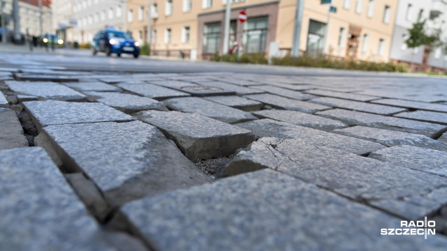 Remont na szczecińskim Dworcu Niebuszewo dopiero po nowym roku - mówi wiceprezydent miasta. Ubytki w kostce brukowej oraz zapadająca się droga są zmorą mieszkańców ulic Boguchwały i Asnyka.