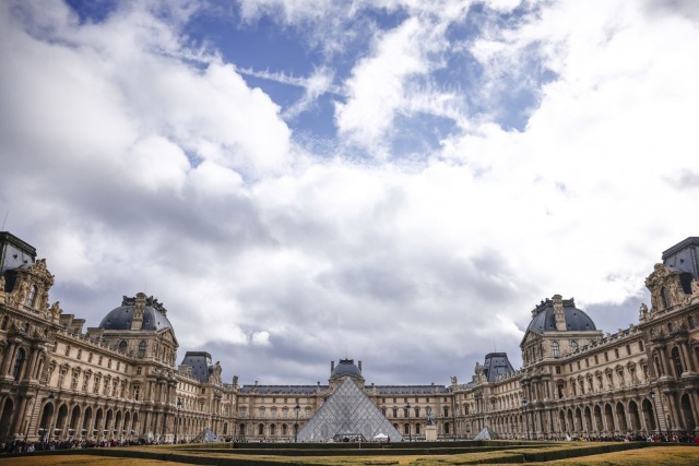 88 milionów euro - na tyle wyceniono klejnoty, które zostały skradzione w minioną niedzielę w Luwrze.