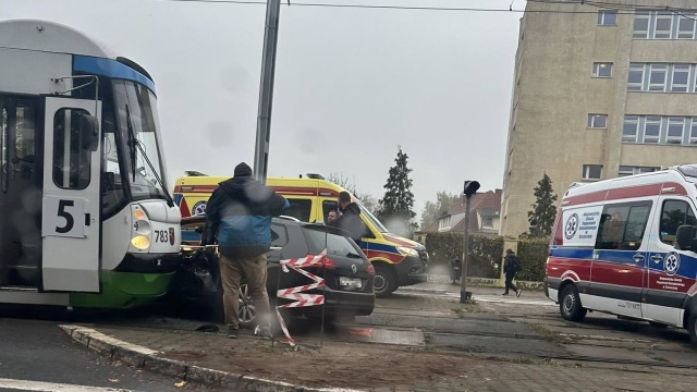 Zderzenie osobówki z tramwajem na skrzyżowaniu Mickiewicza z Twardowskiego.