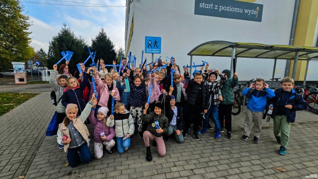 Wyglądem przypominają znak drogowy - są koloru niebieskiego, a na ich ramionach przyczepiono opaski odblaskowe. W gminie Police pojawiły się odblaskowe punkty bezpieczeństwa.