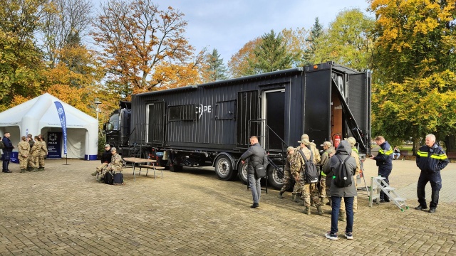 Escape truck zaparkował w centrum Kołobrzegu. To element akcji mającej zwrócił uwagę społeczeństwa na problem handlu ludźmi.