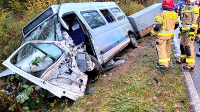 Cztery osoby poszkodowane po wypadku z udziałem busa i samochodu osobowego. Do zdarzenia doszło na ulicy Morskiej w Sławnie, na drodze wojewódzkiej 205.