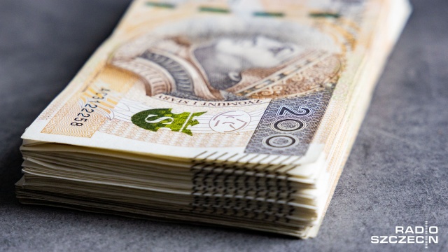 Nietypowe znalezisko na kołobrzeskim cmentarzu. Kobieta odwiedzająca groby bliskich znalazła dużą sumę pieniędzy.