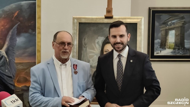 Brązowy Medal Zasłużony Kulturze Gloria Artis dla kołobrzeskiego malarza i dyrektora miejscowej Galerii Sztuki Współczesnej.
