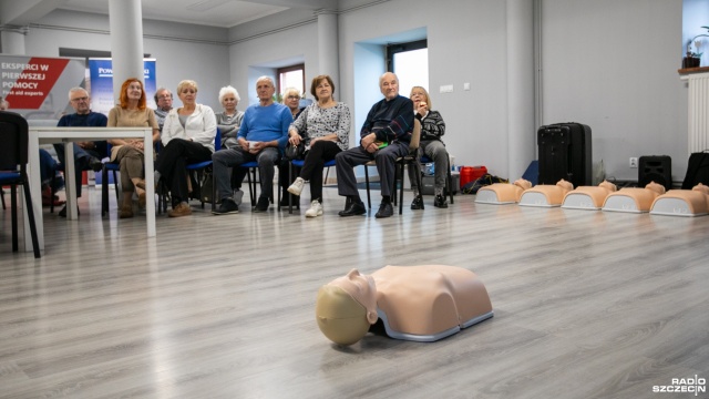 Jak użyć defibrylatora, rozpoznać udar albo zawał i jak reagować, gdy zauważy się pożar. Tego mogli się dowiedzieć seniorzy z powiatu polickiego. To w ramach Kursu Bezpiecznego Seniora, który zorganizowało starostwo powiatowe.