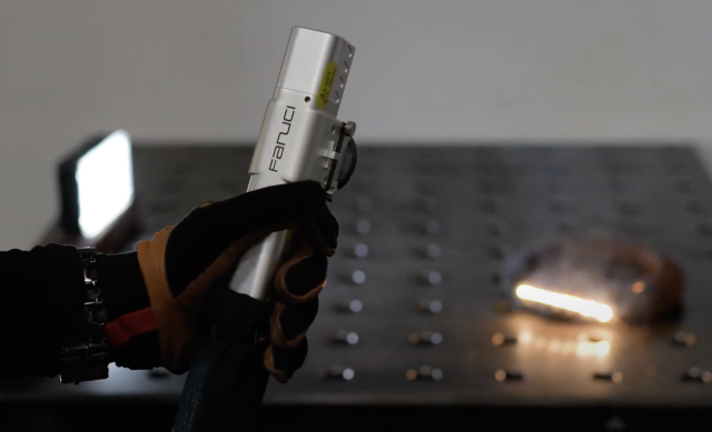 W przemyśle, w którym każda sekunda i każdy detal mają znaczenie, skuteczne czyszczenie powierzchni metalowych to podstawa jakości. Przez lata dominowały metody mechaniczne, czyli piaskowanie, szczotkowanie, chemiczne odtłuszczanie. Dziś jednak coraz więcej zakładów produkcyjnych sięga po nowoczesne rozwiązania oparte na świetle. Laser czyszczący Fanuci Futura Fiber to przykład, jak technologia potrafi nie tylko uprościć procesy, ale też zmienić sposób myślenia o produkcji.