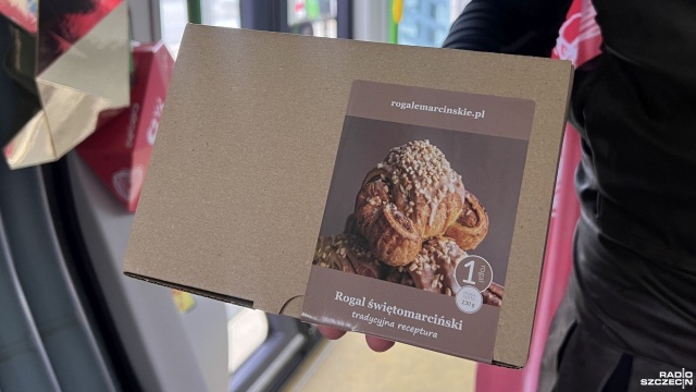 Poznaniacy zachęcają mieszkańców Szczecina do odwiedzenia stolicy Wielkopolski i kuszą ich tradycyjnym przysmakiem. Można ich spotkać w jednym z tramwajów linii 7 i podróżować przez miasto z rogalem świętomarcińskim w dłoni.