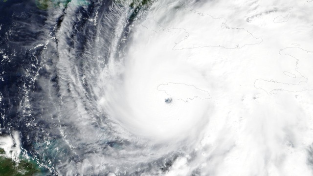 Huragan Melissa zmierza w kierunku Kuby po tym, jak uderzył w Jamajkę. Żywioł dotarł na wyspę, osiągając najwyższą piątą kategorię. Wiatr dochodził nawet do 300 kilometrów na godzinę.