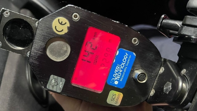 20-latek z powiatu sławieńskiego prawie trzykrotnie przekroczył dozwoloną prędkość. Teraz słono zapłaci za swoją szarżę.