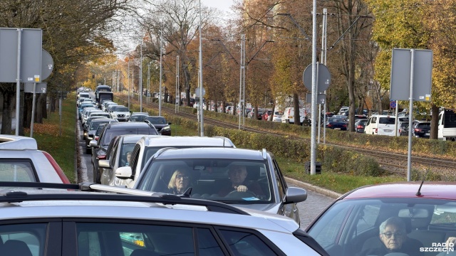 Gigantyczne korki w okolicy Cmentarza Centralnego [AKTUALIZACJA, ZDJĘCIA]