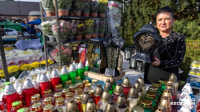 Tradycja nie ogląda się na inflację. Przy szczecińskich cmentarzach ruszył przedświąteczny handel.