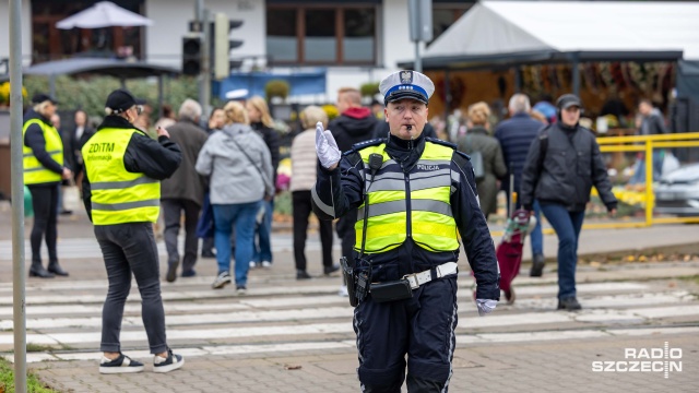 Zwiększona liczba funkcjonariuszy na cmentarzach i na głównych drogach dojazdowych do nekropolii, patrole śmigłowca oraz konne w dniu Wszystkich Świętych zapowiedziała Komenda Wojewódzka Policji w Szczecinie. W sobotę czasowe zmiany w organizacji ruchu w okolicy Cmentarza Centralnego wejdą w kluczową fazę.
