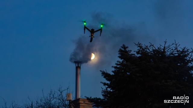 Co dokładnie ląduje w piecu i czy czarny dym z komina zagraża naszemu zdrowiu i życiu - sprawdza to szczecińska Straż Miejska. Rozpoczęły się pierwsze kontrole w sezonie z użyciem specjalnego drona antysmogowego.