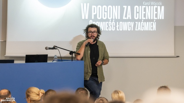 Czym jest zaćmienie Słońca i dlaczego warto zobaczyć je poza Polską Na te (i inne) pytania odpowiadał Karol Wójcicki, popularyzator nauki, autor bloga Z głową w gwiazdach podczas wykładu w auli Politechniki Morskiej w Szczecinie.