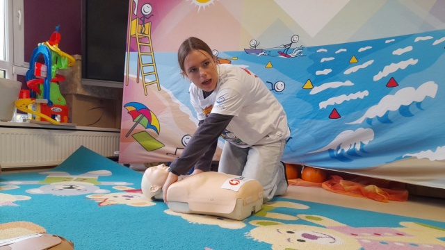 Numery alarmowe, pozycja boczna i resuscytacja - to podstawowa wiedza, jaką ratownicy wodni przekazywali świnoujskim przedszkolakom w ramach projektu Ratujemy Ucząc.