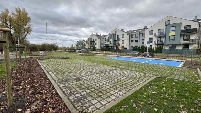 Zamiast klepiska - parking z prawdziwego zdarzenia. Przy ulicy Podbórzańskiej w Szczecinie powstało 41 nowych miejsc postojowych dla samochodów.