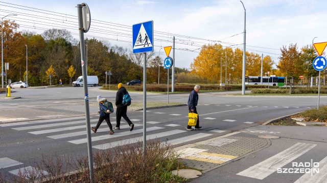 Skończył się remont, zaczęły się nerwy. Po modernizacji ulicy Sosabowskiego w Szczecinie kierowcy zyskali pewność siebie, ale uczniowie pobliskiej szkoły stracili poczucie bezpieczeństwa. Tak przynajmniej twierdzą rodzice dzieci uczących się w zespole szkół przy ulicy Romera.