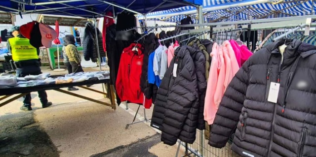 Około 800 sztuk podrabianych ubrań zabezpieczyła zachodniopomorska Służba Celno-Skarbowa.