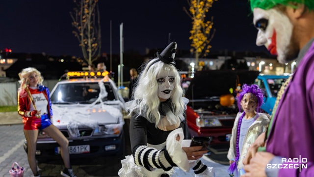 Na parkingu przy ulicy Kułakowskiego na szczecińskim Niebuszewie zaparkowały stare i nowe samochody przystrojone w halloweenowym stylu.