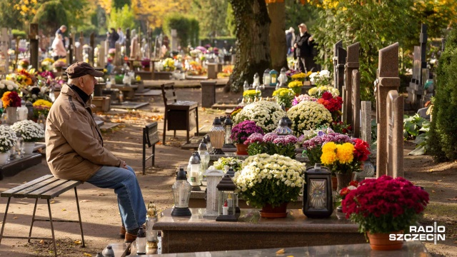 Z chryzantemą w dłoni i refleksją w sercu. W Stargardzie mieszkańcy odwiedzili cmentarze, by zapalić znicze i wspomnieć bliskich.