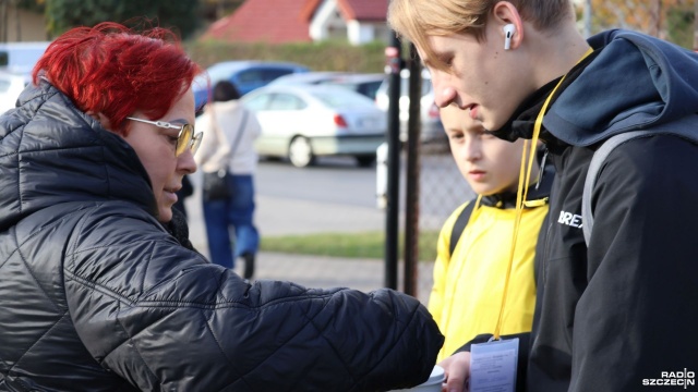 Na cmentarzach w całym regionie trwają zbiórki charytatywne. Podobnie jest także w Kołobrzegu, gdzie wolontariusze kwestują na rzecz miejscowego hospicjum.