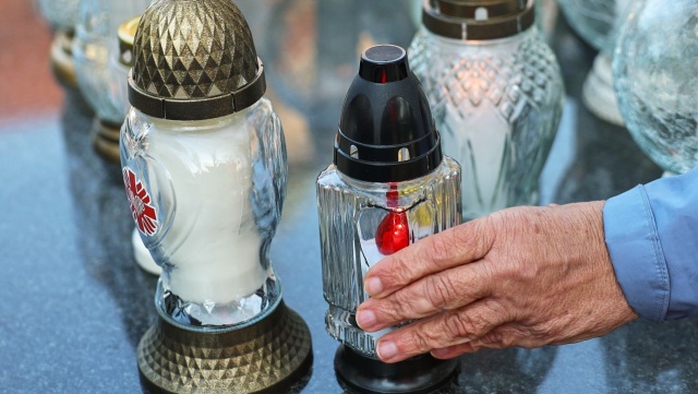 Przedstawiciele Polonii i polskich placówek dyplomatycznych odwiedzili groby Polaków w Pradze.