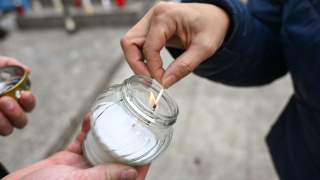 Zapal znicz na polskiej mogile - jak co roku Polacy w Belgii włączają się w akcję z okazji Wszystkich Świętych.