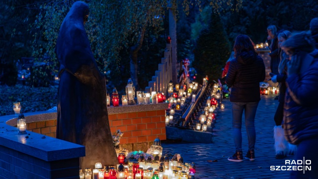 Cmentarz Centralny po zmroku [WIDEO, ZDJĘCIA]